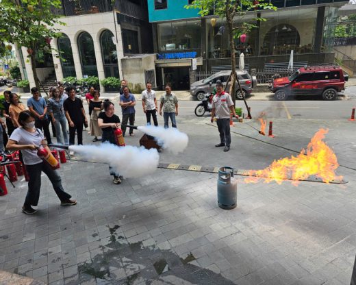 Các học viên trực tiếp diễn tập sư dụng bình cứu hỏa và PCCC
