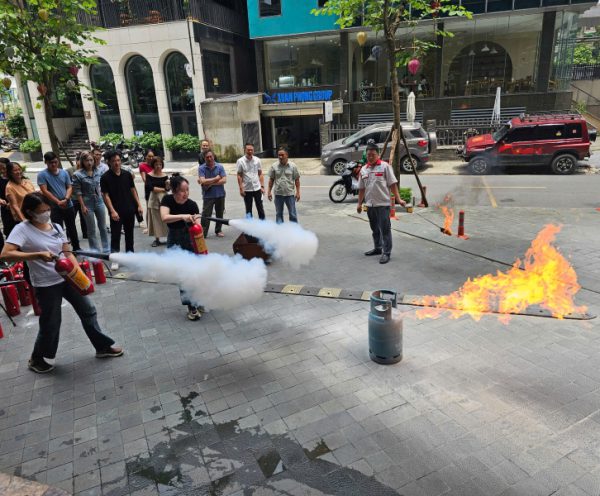 Các học viên trực tiếp diễn tập sư dụng bình cứu hỏa và PCCC